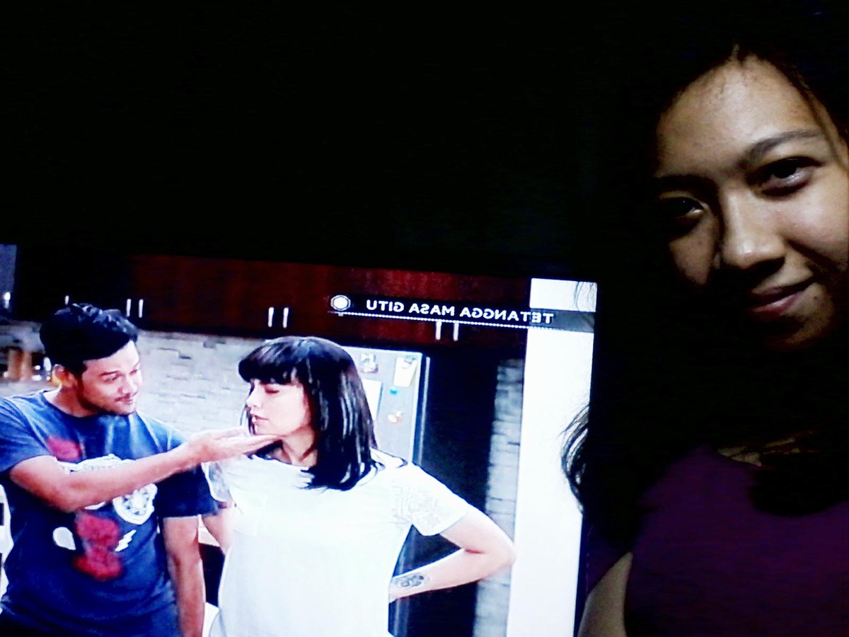 desakmwidya's tweet photo. @netmediatama #NETMILIUNER_2  nonton tetangga masa gitu smbil gelap2an, biar so sweeeet kyk mas adi uuuh. clue: L http://t.co/xqR17Iuejb