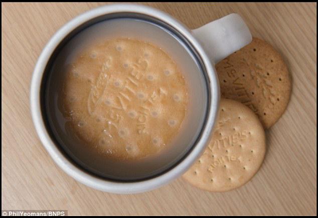 DeGeaCould's tweet photo. #ThingsDavidDeGeaCouldSave De Gea could save this Rich Tea http://t.co/lm98cZTb6B