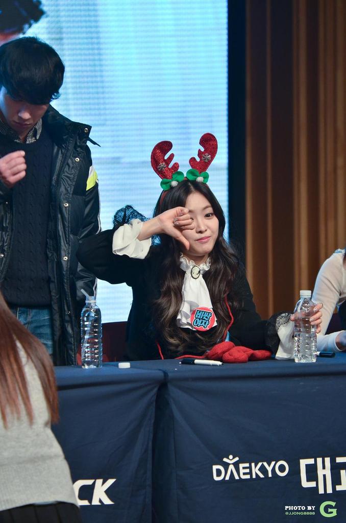 Apiinkssne's tweet photo. "apink_sg: 141213 Apink #에이핑크 at Boramae Fansign - Naeun (1) // By JJONG8888 #LUV http://t.co/1NAJFVjCpT"