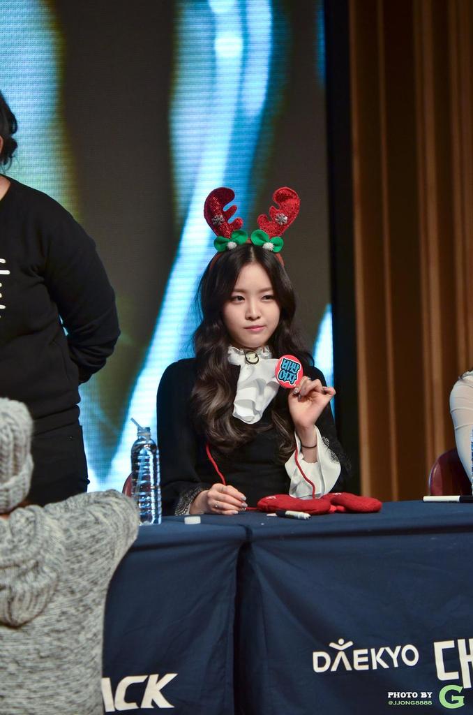 Apiinkssne's tweet photo. "apink_sg: 141213 Apink #에이핑크 at Boramae Fansign - Naeun (1) // By JJONG8888 #LUV http://t.co/1NAJFVjCpT"