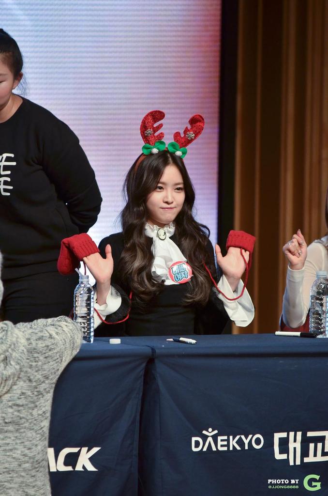 Apiinkssne's tweet photo. "apink_sg: 141213 Apink #에이핑크 at Boramae Fansign - Naeun (1) // By JJONG8888 #LUV http://t.co/1NAJFVjCpT"