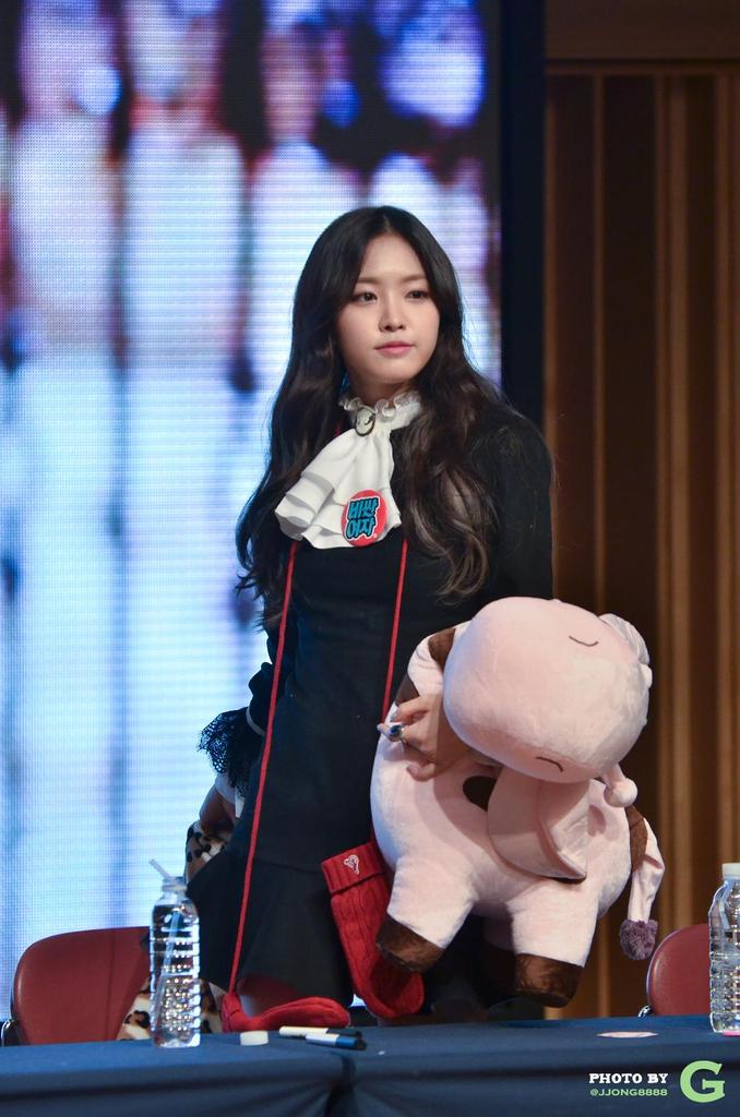 Apiinkssne's tweet photo. "apink_sg: 141213 Apink #에이핑크 at Boramae Fansign - Naeun (2) // By JJONG8888 #LUV http://t.co/ymERmpHE5X"