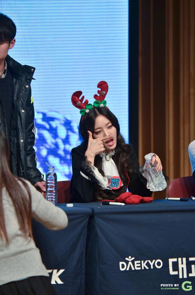 Apiinkssne's tweet photo. "apink_sg: 141213 Apink #에이핑크 at Boramae Fansign - Naeun (2) // By JJONG8888 #LUV http://t.co/ymERmpHE5X"