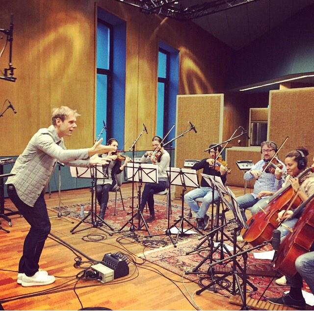 PratiikMalhotra's tweet image. He's UNSTOPPABLE. @ArminvanBuuren started working on his new album #RealStrings. Looking forward to this one.