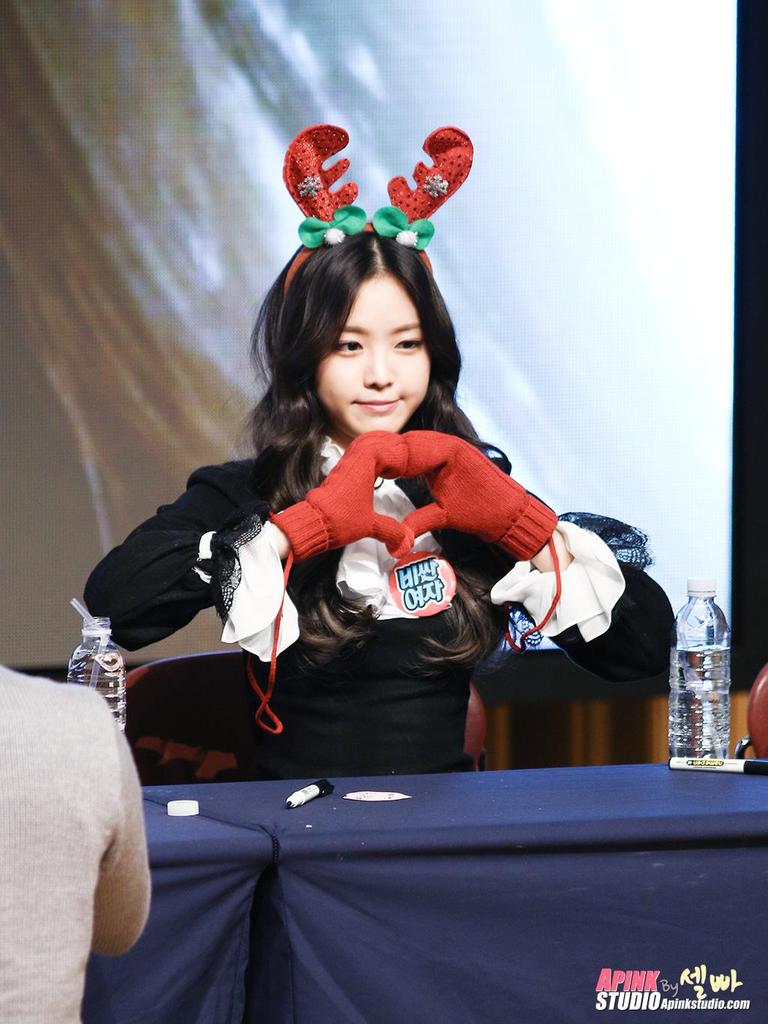 Apiinkssne's tweet photo. "apink_sg: 141213 Apink #에이핑크 at Boramae Fansign - Naeun // By 셀빠 #LUV http://t.co/rqfryyf7Ku"