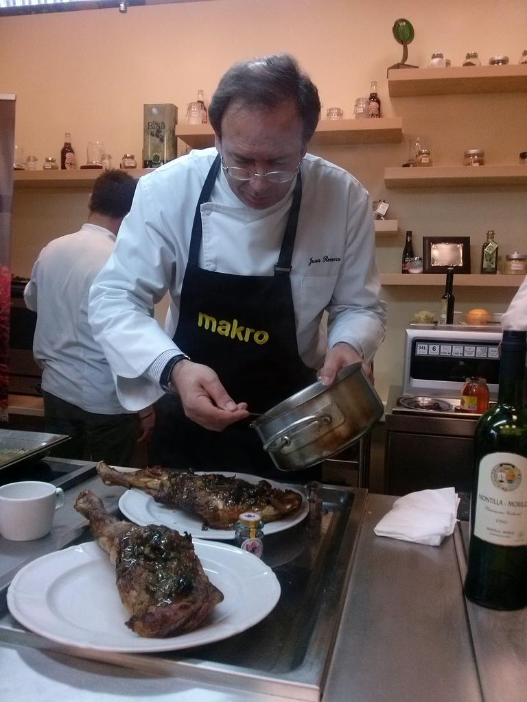 LaCocinika's tweet photo. Juan Romero nos hace un Cordero Merino al estilo Romano #azafrán @ehcordoba @incentifor @DOPAzafran @PinchosyCanapes http://t.co/L85AYZxOt6