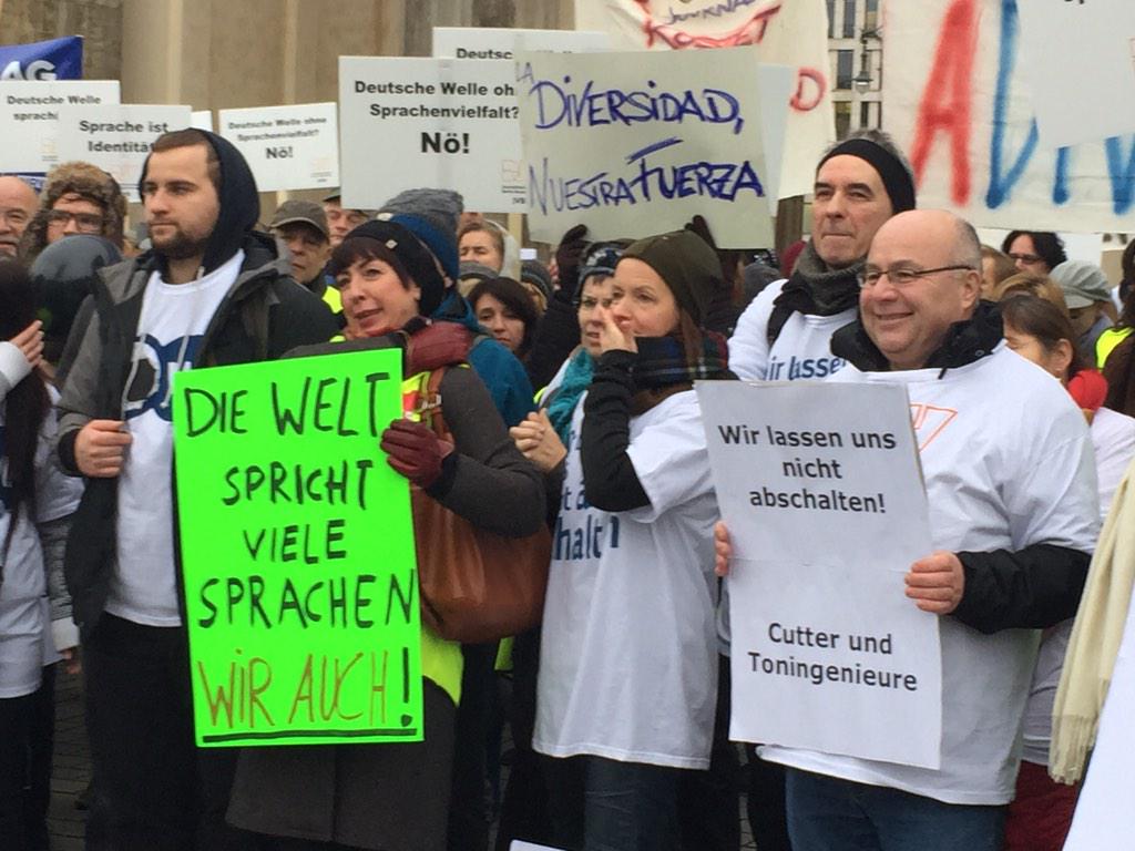 goennaberlin's tweet photo. Mehr als #Germanwave: Die Welt spricht viele Sprachen, wir bei der #DW auch! #Demo #Berlin http://t.co/Lwypzh87kg