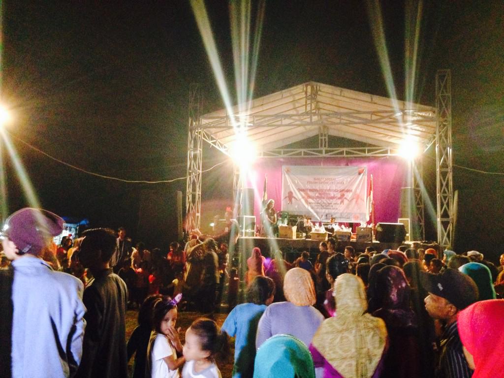 Pentas kemarin di desa iwul sama teman-teman kecil disana :) #pestapurnama