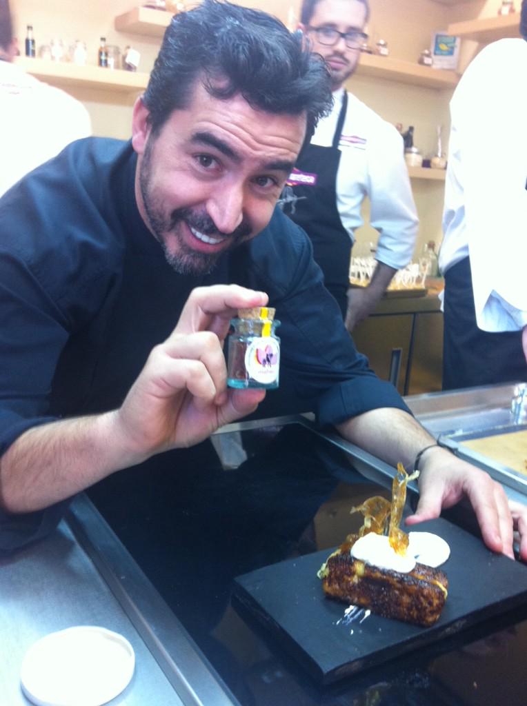 UnSuenoDulce's tweet photo. Postre terminado!! @Chefantoniolope y su creación. Espectacular! http://t.co/01uYIe7GUj