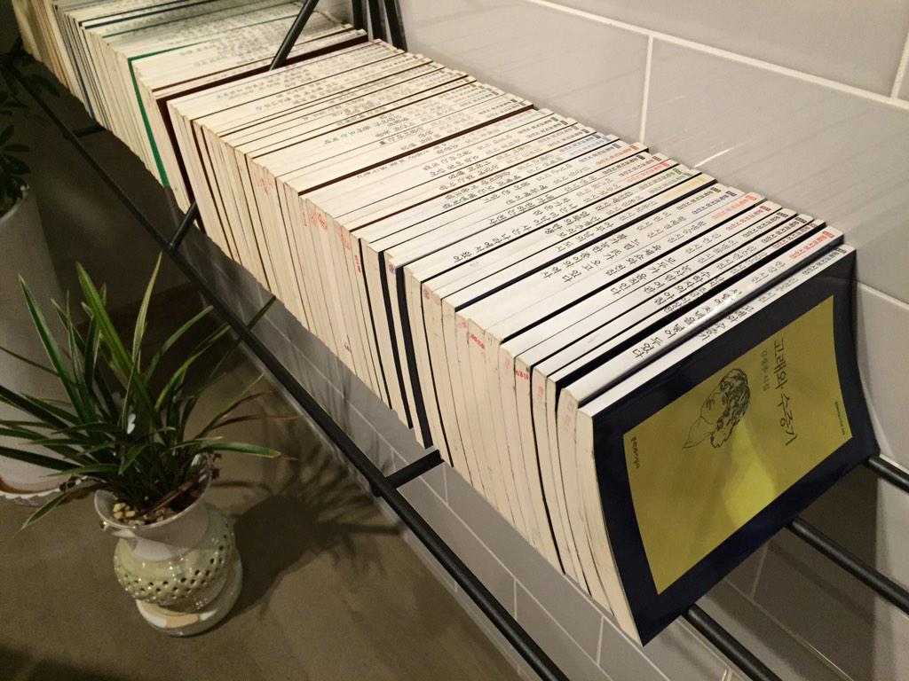 마포구 동교동 203-56 1층에 새롭게 문을 연 <오우>. 1+ 한우를 주재료로 요리한 한식 메뉴를 선보인다. 공간과 음식 모두에서 엄청나게 공을 들인 것이 드러난다.