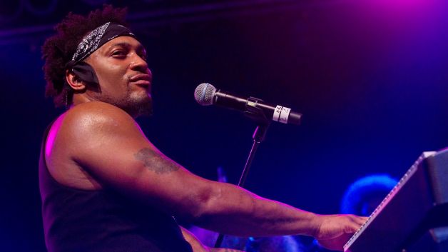 BET's tweet photo. HE'SSS BACK! The story behind D'Angelo's 14-yr return to music with #BlackMessiah is here --> http://t.co/Zm7Eip0XeK http://t.co/TxuSddEaBT