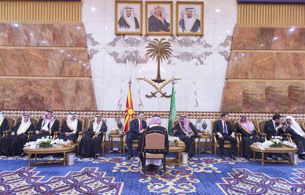 نيابة عن الملك،الأمير سلمان يقيم مأدبة غداء احتفاءاً برئيس الوزراء المقدوني،ويجري معه مباحثات حول التعاون بين البلدين
