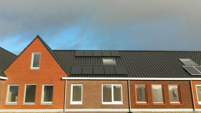 SolarPartnerNL's tweet photo. Oplevering 10 @WINAICO_EU met @SolarEdgePV in #amersfoort. Let op esthetisch verschil met rechterburen #zokanhetook http://t.co/fVf7IYrxBS