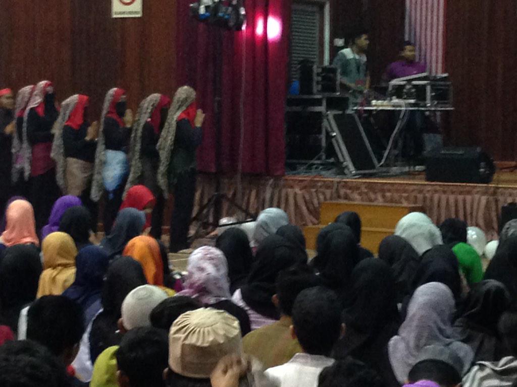 debestmelaka's tweet photo. Performance MBM111 1B @debestmelaka @UiTMLendufornia  #DBGO http://t.co/qt3J9gKMde