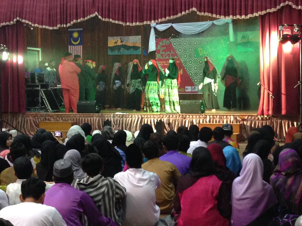 debestmelaka's tweet photo. Performance MBM111 1B @debestmelaka @UiTMLendufornia  #DBGO http://t.co/qt3J9gKMde