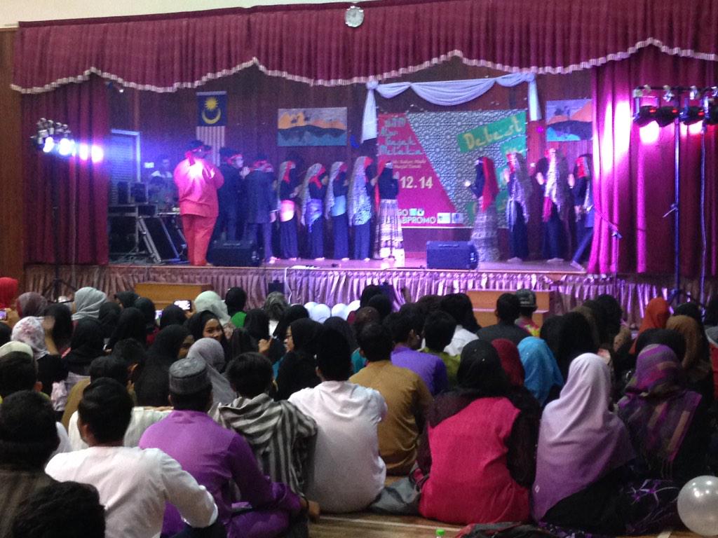 debestmelaka's tweet photo. Performance MBM111 1B @debestmelaka @UiTMLendufornia  #DBGO http://t.co/qt3J9gKMde