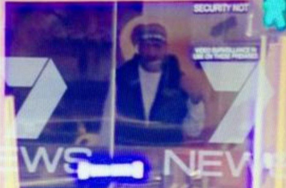 bob_owens's tweet photo. A 90-degree shot like this is a shot my  14 y/o daughter would make. Aussie  govt is preventing rescue. #sydneysiege http://t.co/QnUZGoikk0