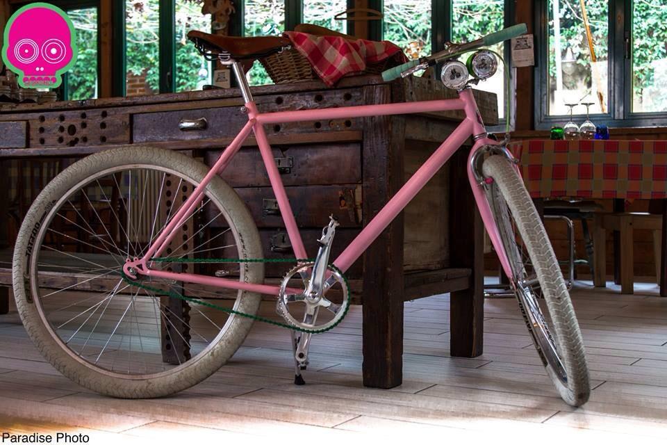 labicicretina's tweet photo. Una #bicicretina al #ristorante @AcquachetaMI #bicicletta #customizzata #milano #unica #bella #colorata http://t.co/h8EdoF3VuP