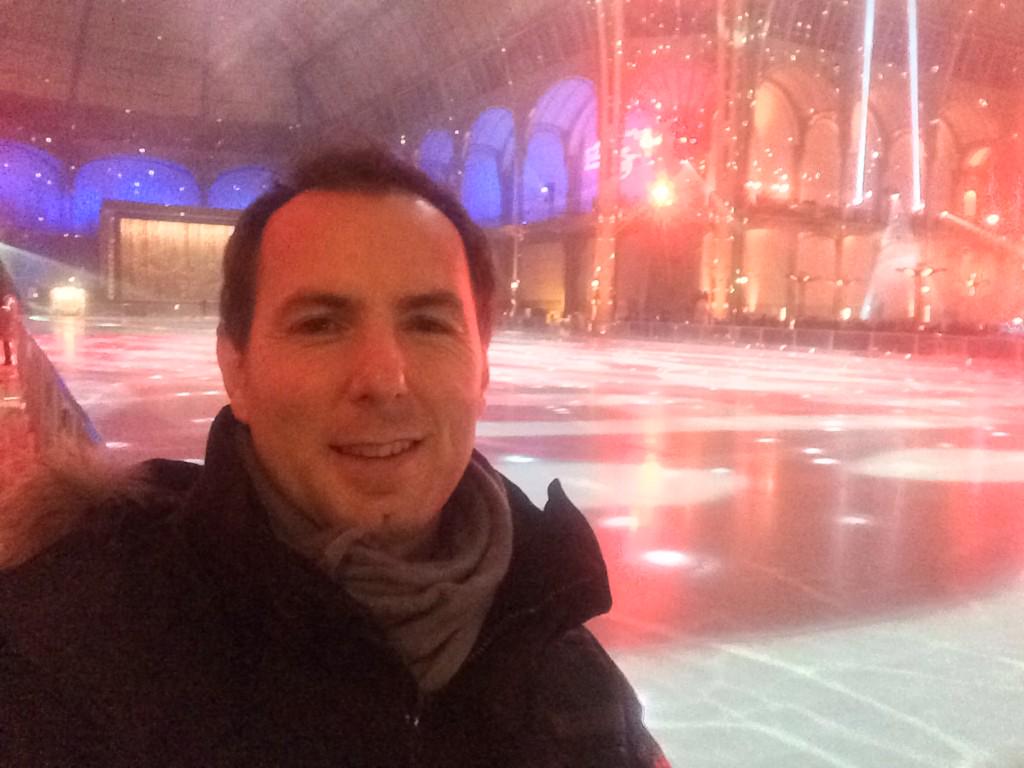 Magnifique patinoire à deux pas de la Tour Eiffel! #ferrero <a href="/rossignol_1907/">Rossignol</a> #GrandPalaisdesGlaces cc @ClarisseFrs
