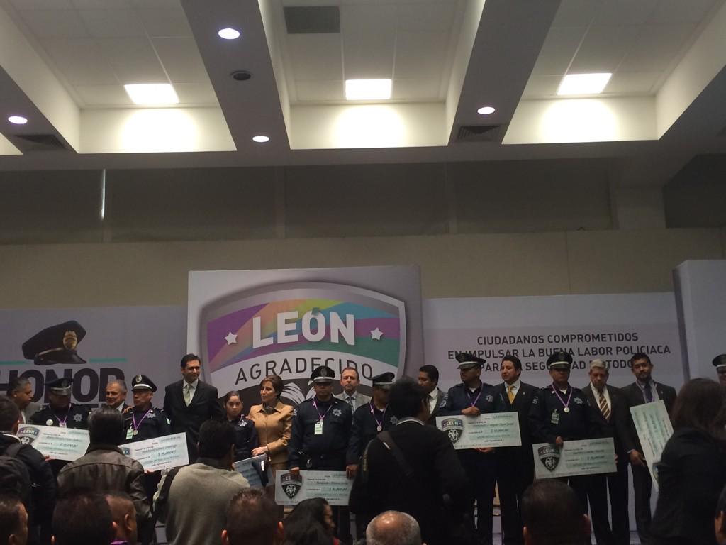 JorgeCostaK's tweet photo. @leonagradecido  honor a quien honor merece  reconocimiento a policías @municipio_leon @policia_leon @Barbara_Botello http://t.co/IlOWqvOEX4