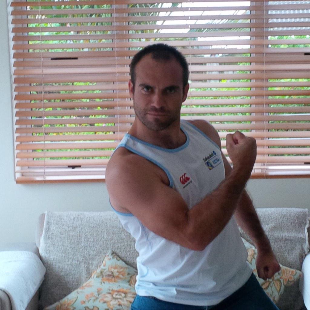 KormaChameleons's tweet photo. Aiden Mackenzie tries to outgun Iron Dome Rom in his @TAKEALOT @takealot10s vest http://t.co/GypeHgvVjZ