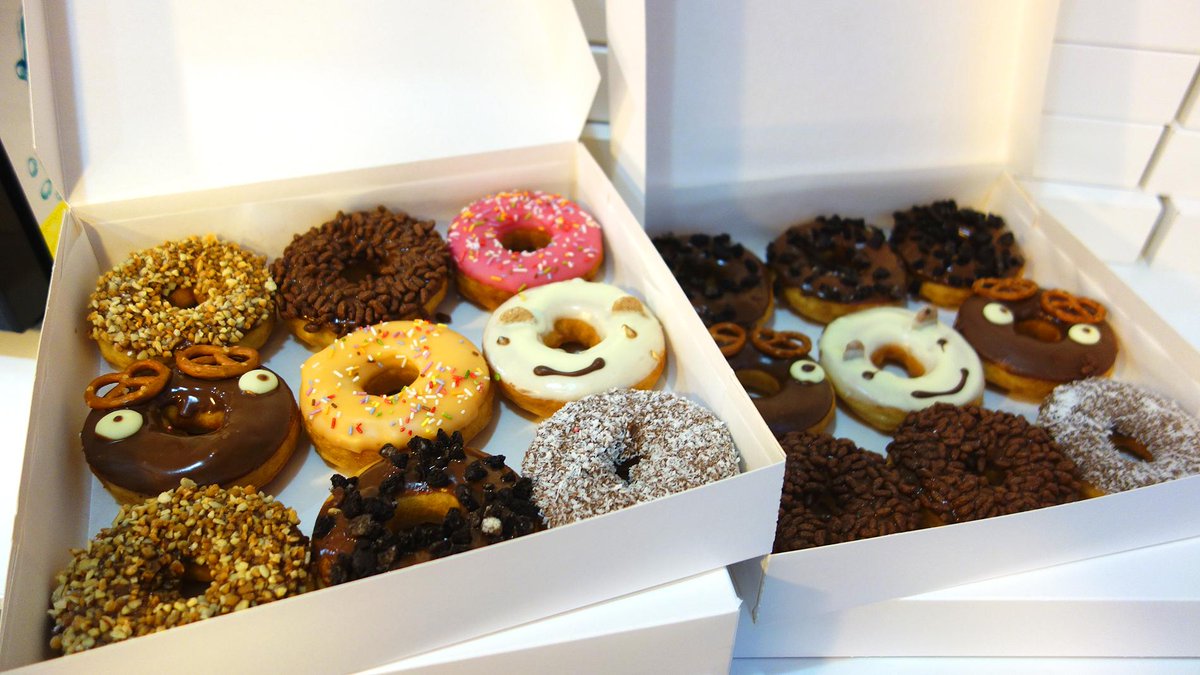 _hello_brooklyn's tweet image. Petite commande de 45 donuts en livraison ce matin pour M6 web.