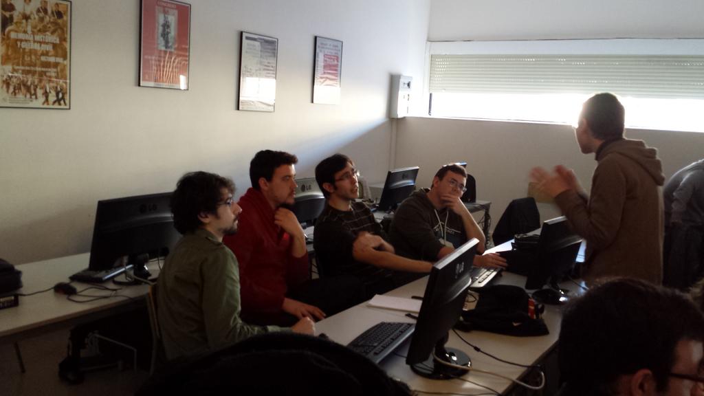 frankarmo18's tweet photo. @FranCaMe1004 trabaja con el #grupo3 formado por @AngelKnopfler @Jull_antarttica @Aligamart @SantYagami #expoMUI14 http://t.co/elZhq6TdGV