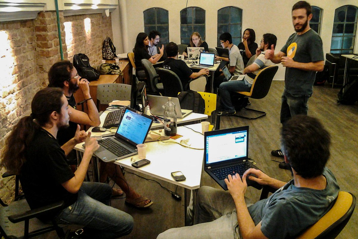 Prefeitura_POA's tweet photo. Aplicativo de mobilidade urbana vence o #HackathonPOA \o/ http://t.co/oWfeSsbkpY #Tecnologia #datapoa #POAdigital http://t.co/RfYVRweotl