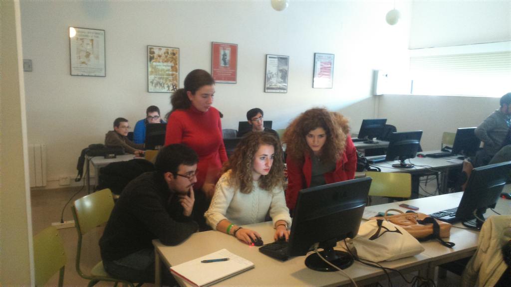 DuranHistoria's tweet photo. Dándole las últimas pinceladas al #Prezi @Alesva92 @AnaisAvila_ @AMJCC @ErikaGuerriero #BabelG4 #MC #ExpoMui14 http://t.co/wYiqG4l72z