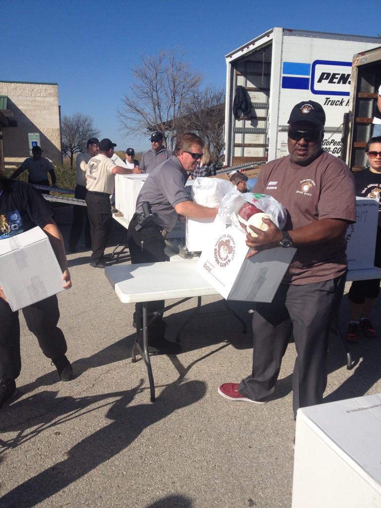 BrownSanta1's tweet photo. Sheriff Greg Hamilton handing out boxes to thankful families in need in the Del Valle area! @KVUE @KXAN_News http://t.co/CyxGgPZ8gc