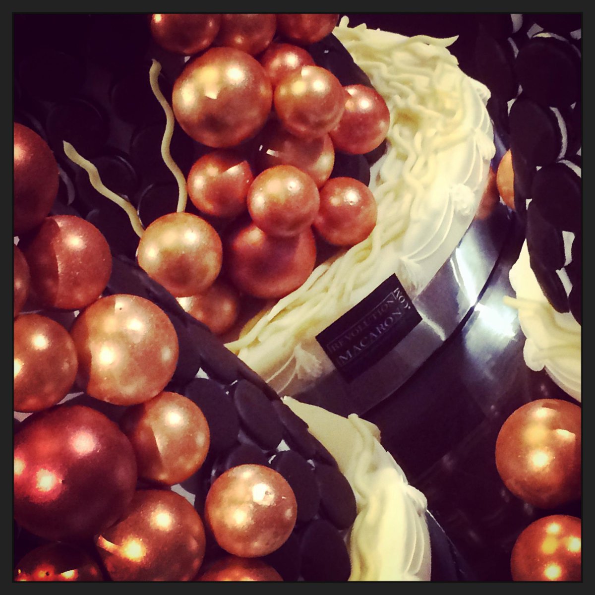 Décoration de Noël gourmande dans notre lobby ! Une création en #macarons <a href="/RevoMacaron/">REVOLUTION MACARON</a> !  #nice06 #gastronomie