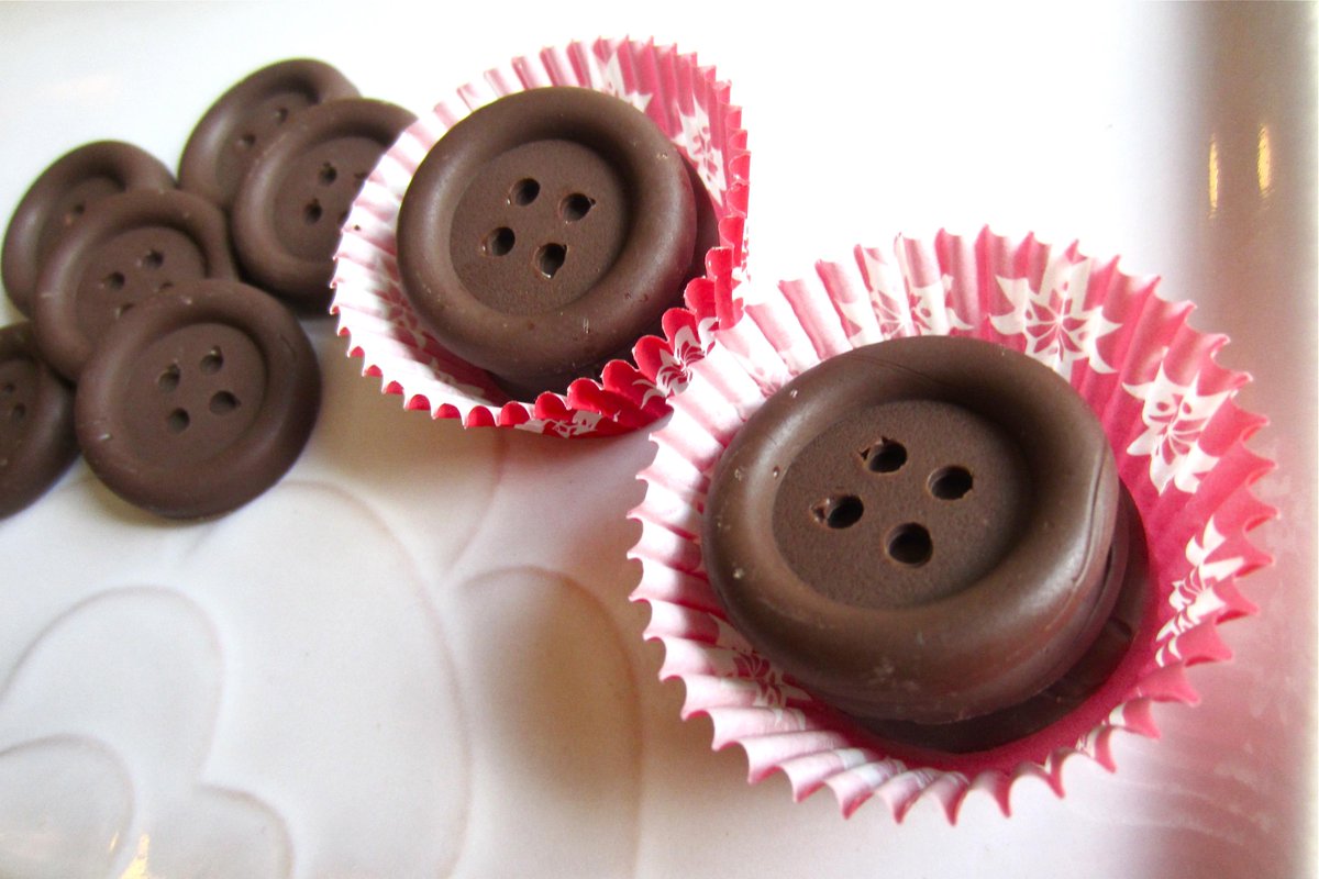 M_IMagazine's tweet photo. Any #Choc #Lover? Rt&amp;Follow#Win a #Delicious bag of #chocolate #button  @ChocMuseumSW9 Enter http://t.co/1qAwpk26mh http://t.co/MiS2og7L6r