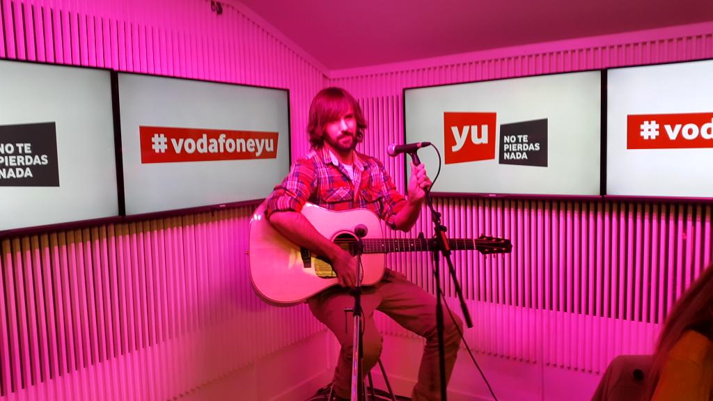 vodafoneyu's tweet photo. Ya probando sonido @el_pescao en @yu_ntpn. Y el público aprovecha para hacerse #Selfie #yuPechotes http://t.co/gx4syQNpr3