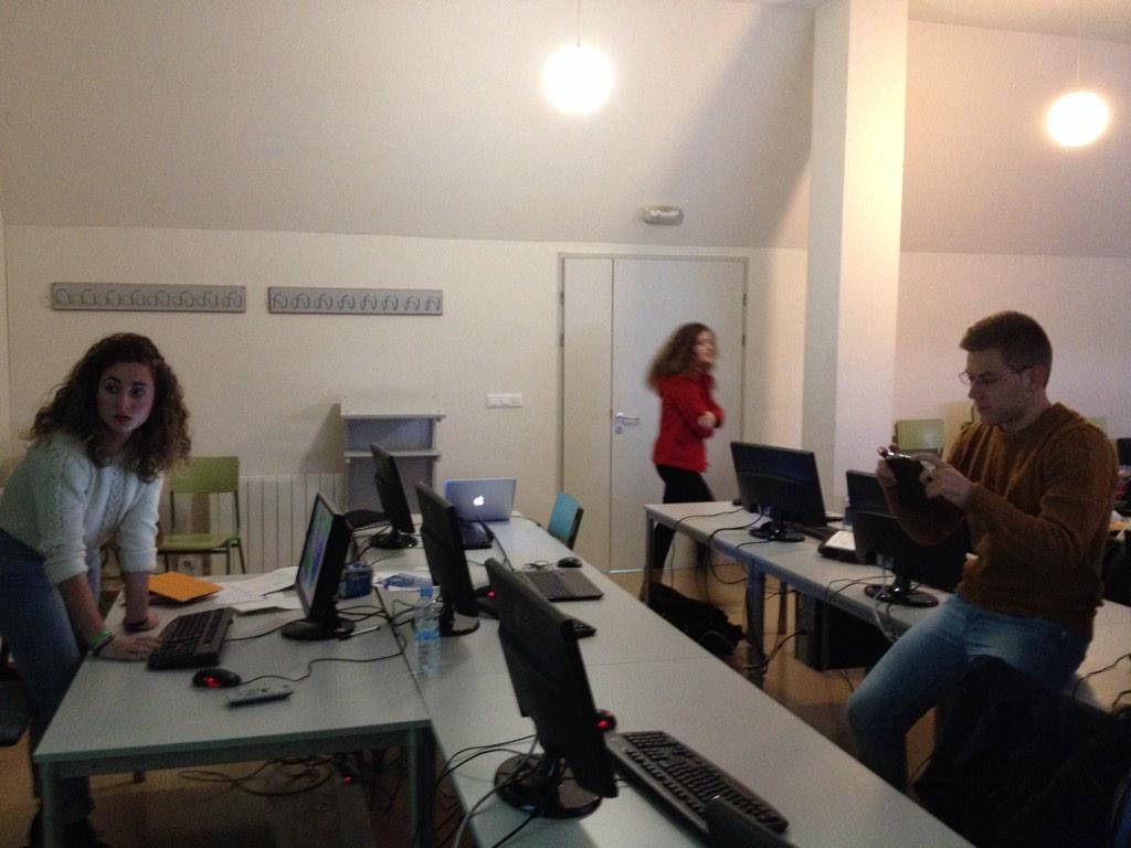 iberisTICs's tweet photo. @DuranHistoria tuitea la prueba de #prezi con #BabelG4 em #expoMUI14 @AnaisAvila_ @ErikaGuerriero @AMJCC @Alesva92 http://t.co/guJHiW0QQm
