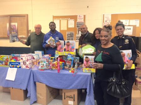 69pctcc's tweet photo. 12/13/14: #69pctcc -Santa #POJohnson. Toys -Thanks #NYPD, #RonaldMcDonaldhouse, #Macerich-K.P., #CanarsieLionsClub http://t.co/JMQAwtQi59