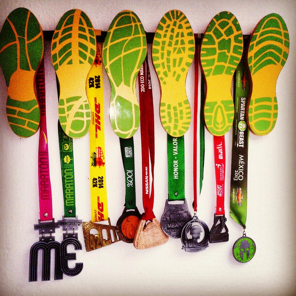 HunterMedals's tweet photo. El mejor medallero a sólo $295 #CorrerMeHaEnsenado  #SoyCorredor #ElegiCorrer #Runner #runnersworld http://t.co/Sh37t8ry32