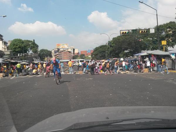 AnonymousVene10's tweet photo. #Protesta: Manifestantes Cerraron paso en redoma de Petare, #Miranda. http://t.co/eSaOenezMk