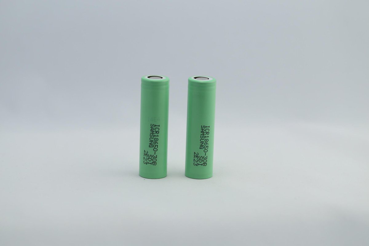 VAPORZIT's tweet photo. 18650, 18500, 18350 batteries Will sell them at $4 each! samsung, panasonic, sony, mnke, efest. nathan@vaporzit.com http://t.co/W21lg7Fwvw