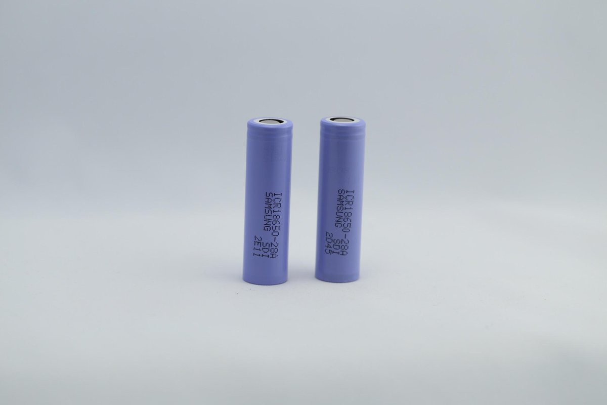 VAPORZIT's tweet photo. 18650, 18500, 18350 batteries Will sell them at $4 each! samsung, panasonic, sony, mnke, efest. nathan@vaporzit.com http://t.co/W21lg7Fwvw