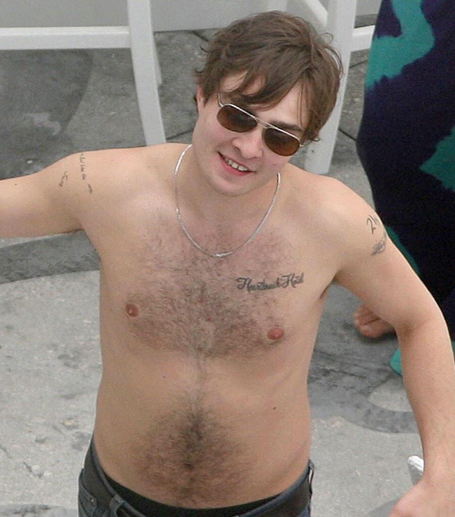 _thaaaab's tweet image. “@DerraVBankjes: “@Its_North_West: RT to ruin a girls life (yes that's chuck bass) http://t.co/XLyOZB0sXd”@_thaaaab” - 😒💔