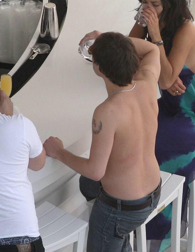 _thaaaab's tweet image. “@DerraVBankjes: “@Its_North_West: RT to ruin a girls life (yes that's chuck bass) http://t.co/XLyOZB0sXd”@_thaaaab” - 😒💔