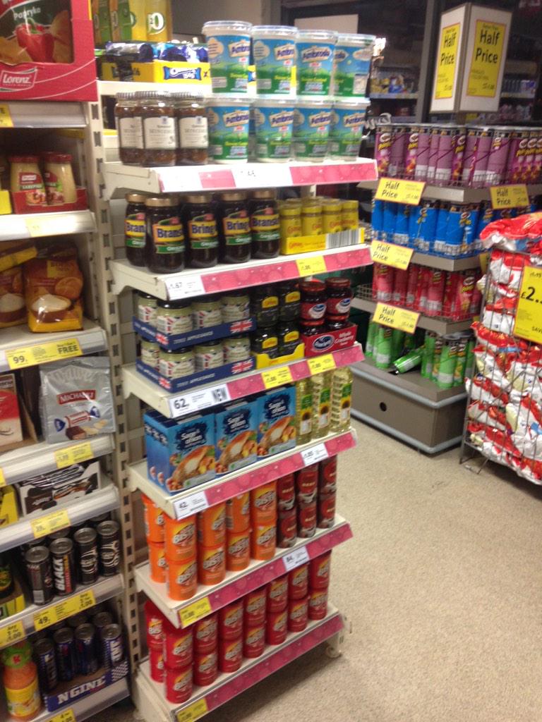 3069MagRd's tweet photo. @carden100 @rachedwards1984 #christmasessentials #dontbeafriadtotrade http://t.co/KgK0V8MUbQ