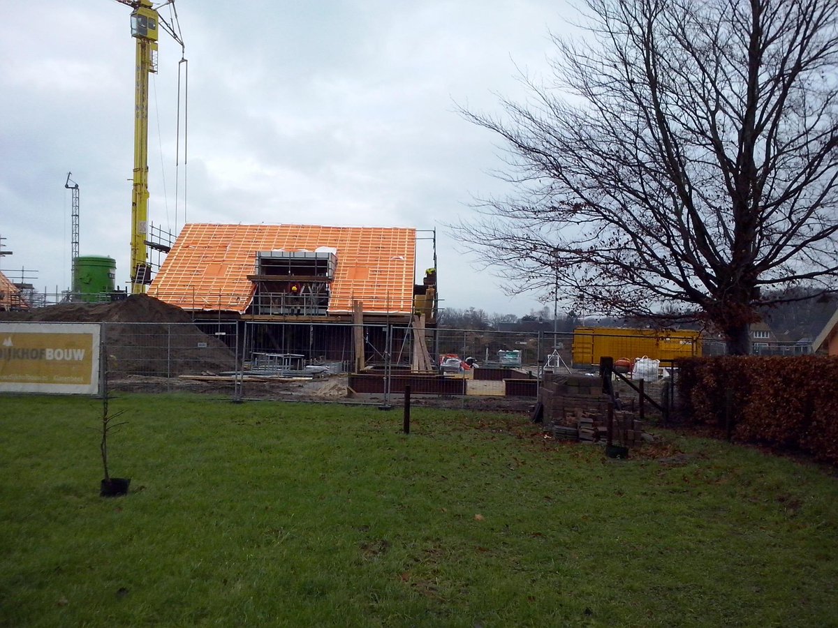 irene2672's tweet photo. Hoogste punt bereikt Stobbenakker 8, voor de winter de kap geplaatst. @DijkhofBouw, @WoonSubliem http://t.co/f4vh2gWHYH