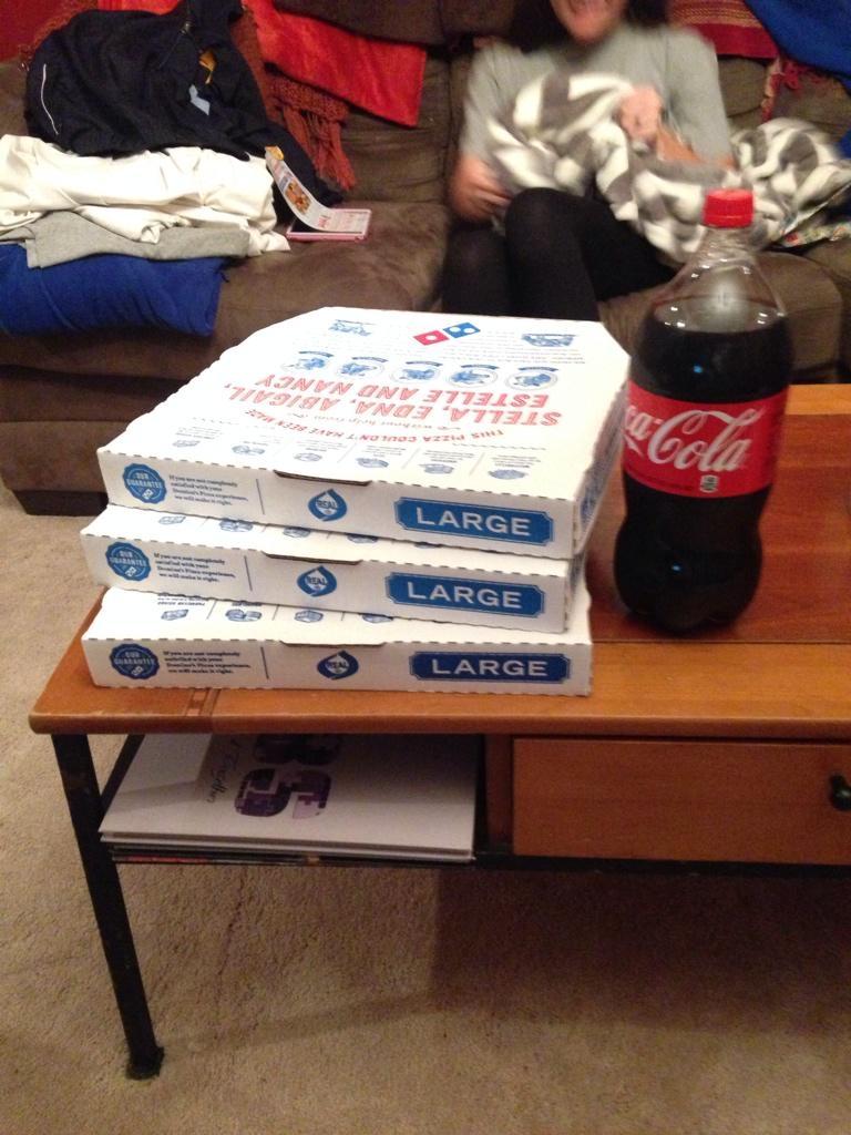 Quaakers's tweet photo. @Cheappizzaboyy Got 3 larges and a Coke ! For 10$ ! 100% Legit hut him up ! Me and my friends about to go hammm http://t.co/MT74n6ZDvy
