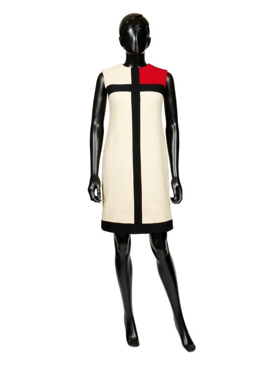 VogueFrance's tweet photo. One-off vintage pieces are going under the hammer today in Paris, don't miss out: http://t.co/FrCZXu8a5C http://t.co/OfVXosrgqn