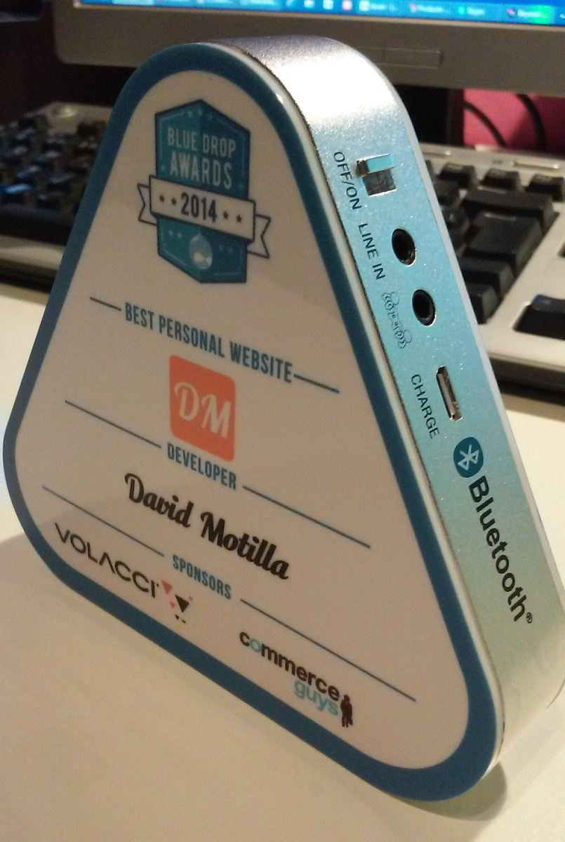 DavidMotilla's tweet photo. Me ha llegado desde Texas el @BlueDropAwards a la mejor web personal. Sorprendente, además es un altavoz bluetooth!! http://t.co/gSjVCvUtKp
