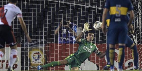 LANACION's tweet photo. #Boca, el único grande que no tuvo motivos para festejar en 2014 http://t.co/qkjqxJHR93 http://t.co/Fh0c0V8NAo