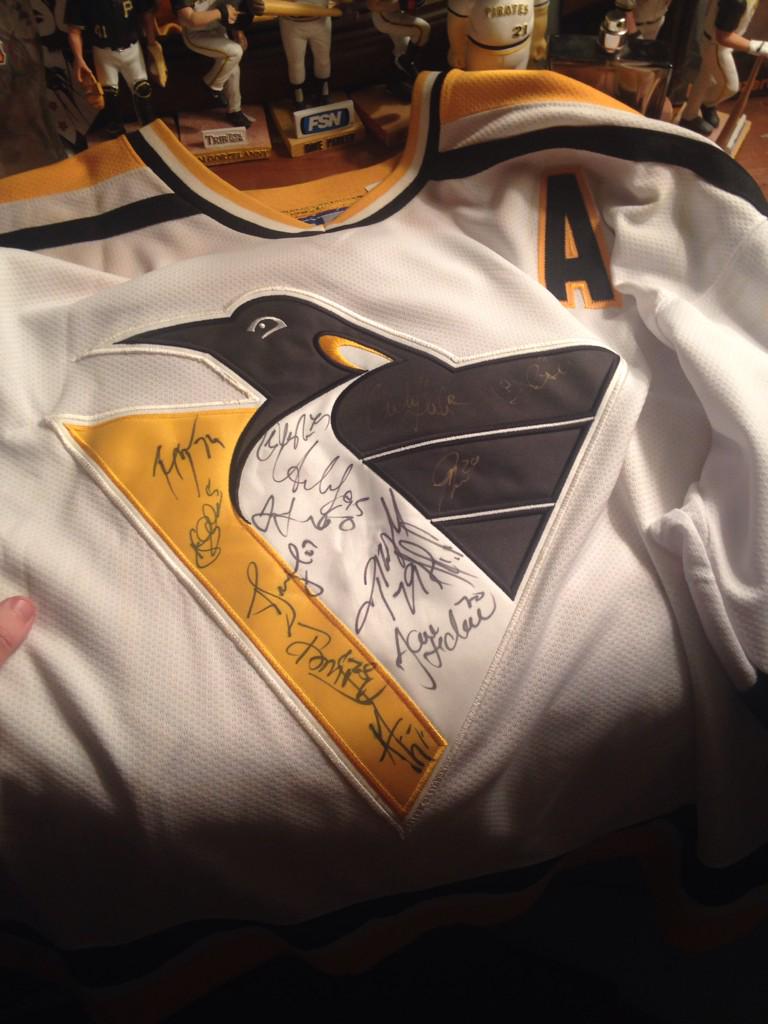 SickFind's tweet image. 2000 Pittsburgh Penguins Team Signed Jaromir Jagr Jersey! Instagram.com/SickFind #ManCaveTreasure