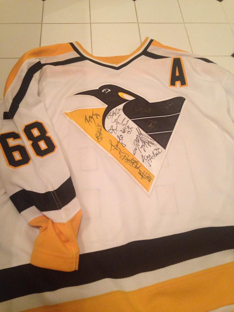SickFind's tweet image. 2000 Pittsburgh Penguins Team Signed Jaromir Jagr Jersey! Instagram.com/SickFind #ManCaveTreasure