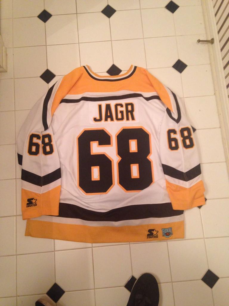 SickFind's tweet image. 2000 Pittsburgh Penguins Team Signed Jaromir Jagr Jersey! Instagram.com/SickFind #ManCaveTreasure
